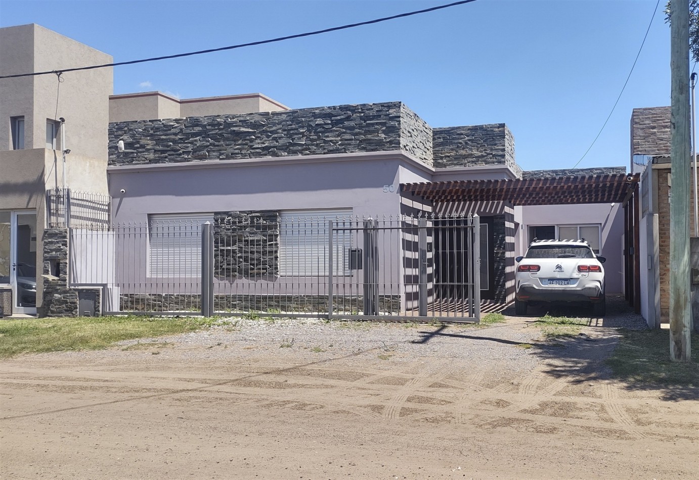 CASA DE 3 DORMITORIOS - EN VENTA