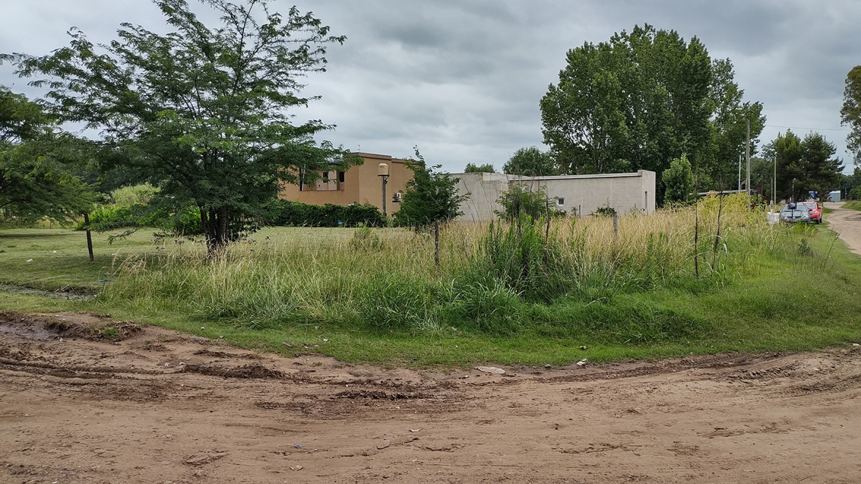 LOTE EN ESQUINA EN BARRIO RESIDENCIAL