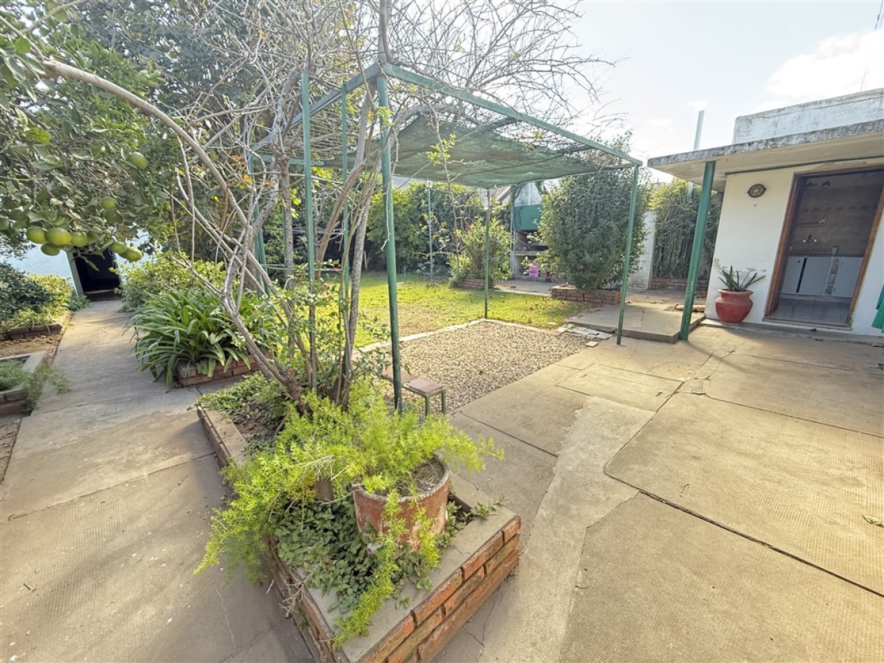 CASA DE DOS DORMITORIOS CON JARDIN - EN VENTA EN GENERAL PINTO