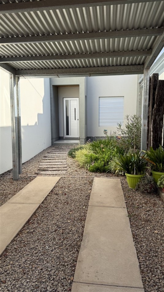 DEPARTAMENTO DE 1 DORMITORIO - CON PATIO Y COCHERA