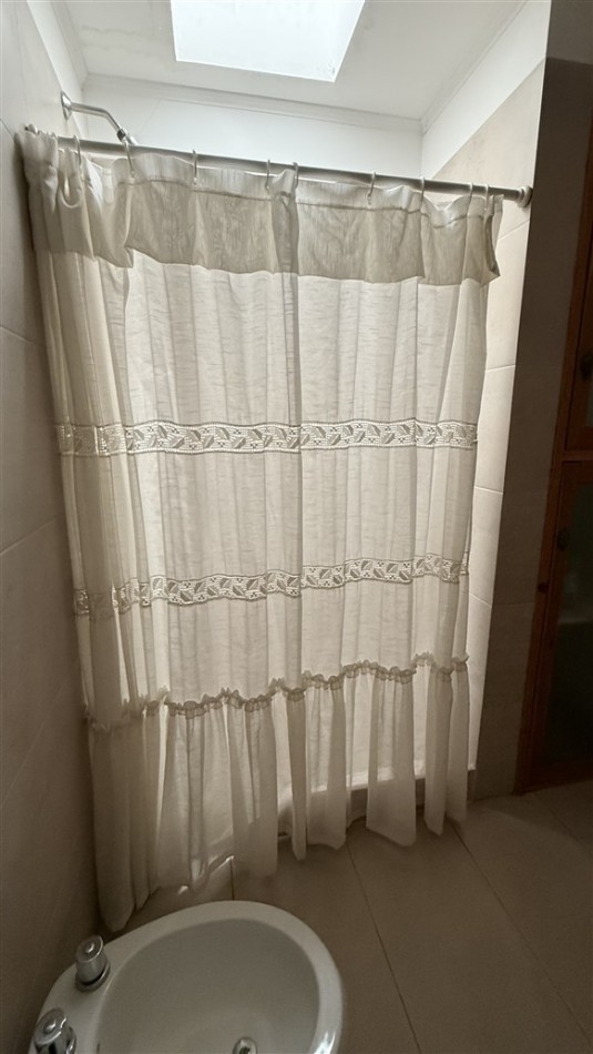 DEPARTAMENTO DE 1 DORMITORIO - CON PATIO Y COCHERA