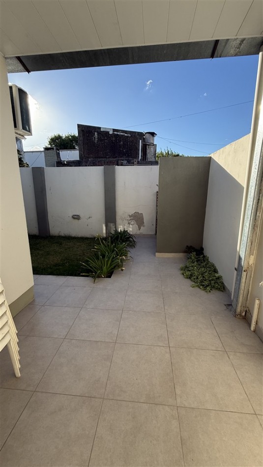 DEPARTAMENTO DE 1 DORMITORIO - CON PATIO Y COCHERA