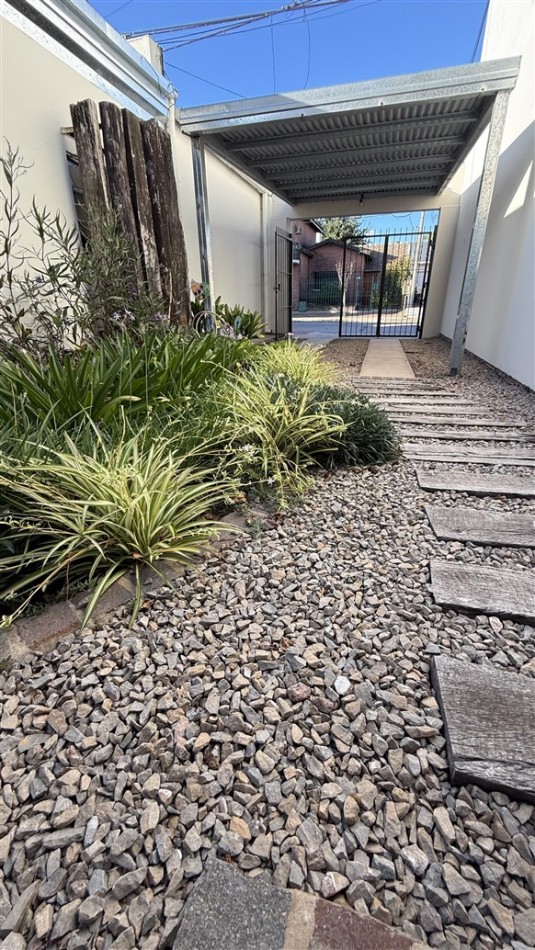 DEPARTAMENTO DE 1 DORMITORIO - CON PATIO Y COCHERA