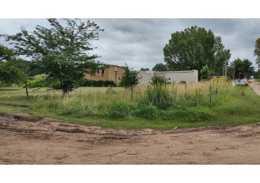 LOTE EN ESQUINA EN BARRIO RESIDENCIAL